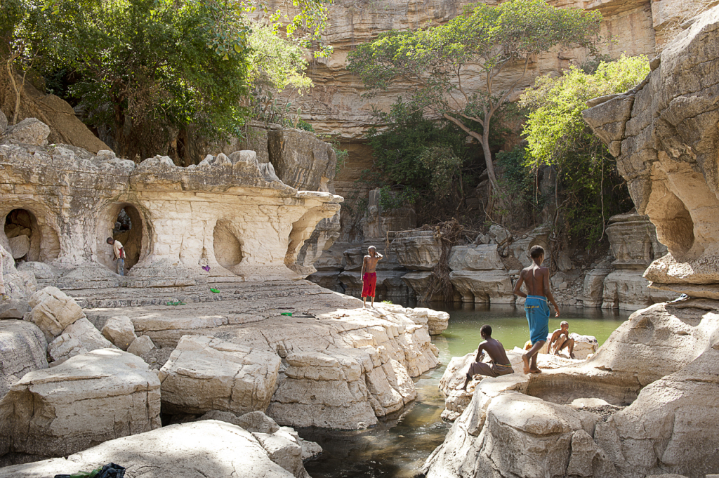 le cave di Sof Umar, altro santo sufi, dove i pellegrini si raccolgono dopo aver visitato il santuario di Sheikh Hussein