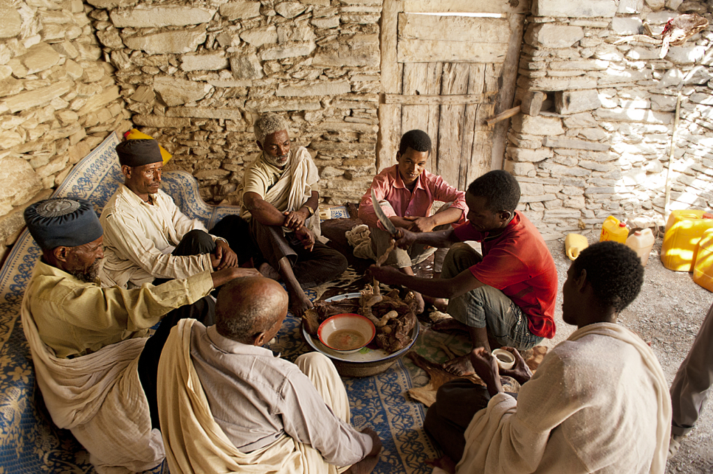 7.Abba Lemlem e altri monaci della congregazione di Gunda Gunde condividono il pranzo