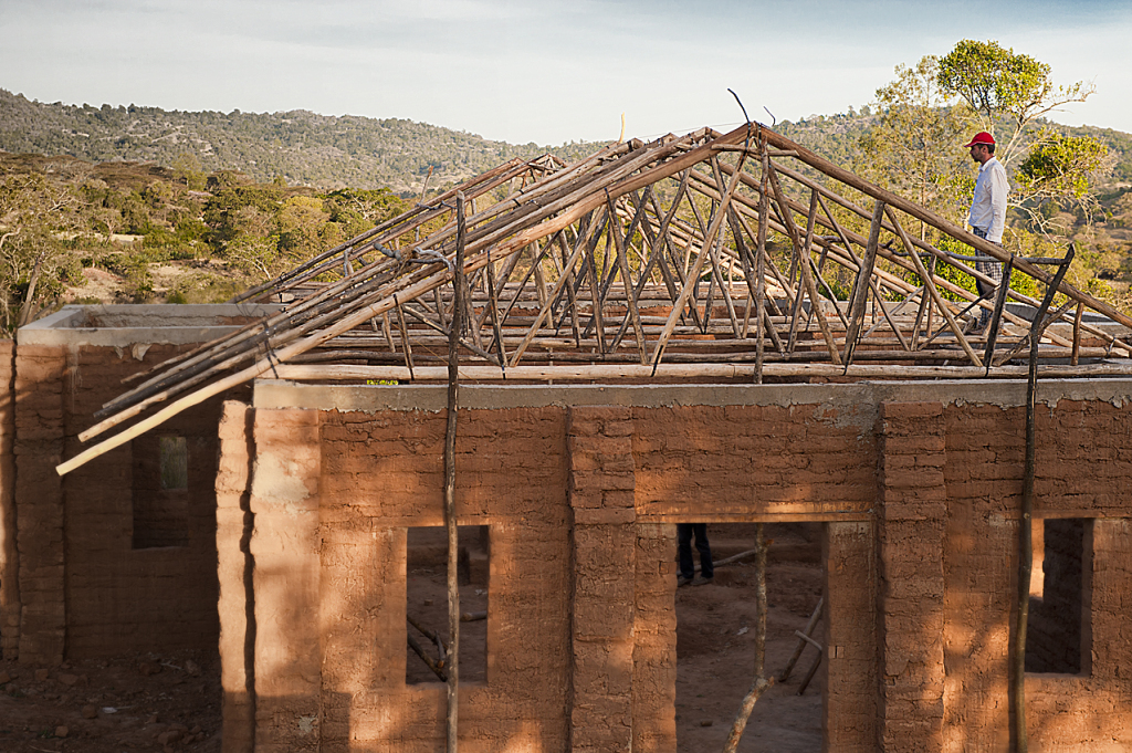 Lorenzo nel cantiere della chiesa di Webedidiqqa, nella zona di Kibre Mengistu