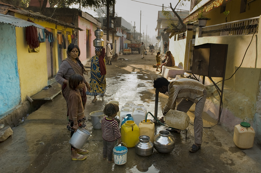 gli abitanti di Arif Nagar, comunità adiacente alla ex fabbrica, si riforniscono di acqua contaminata