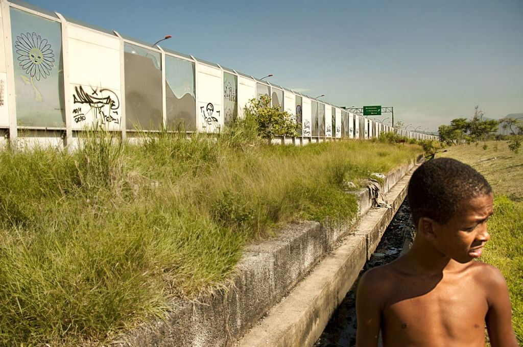 il muro che nasconde il Complexo da Maré a chi percorre la Transcarioca