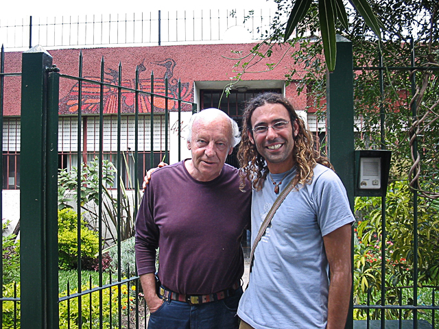 con Eduardo Galeano davanti la sua casa di Malvin