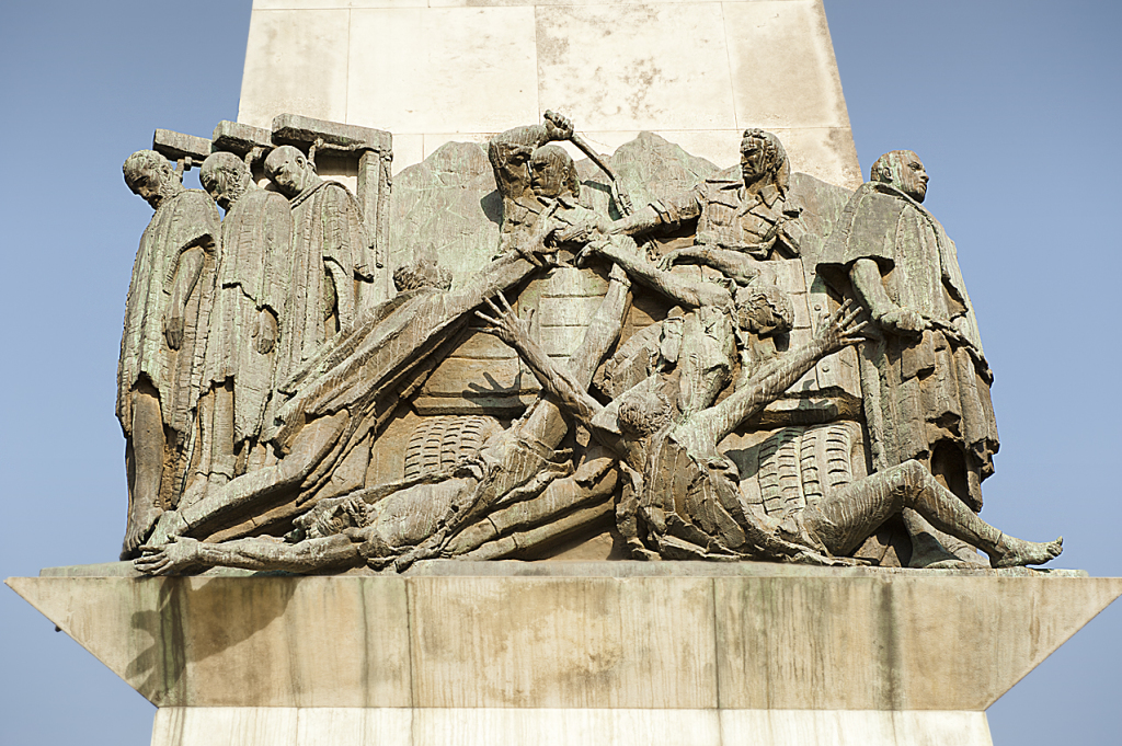 dettaglio dell'obelisco al centro della piazza di Sidist Kilo, che ricorda l'eccidio ordinato da Graziani durante l'occupazione fascista