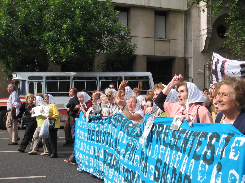 Las Madres sfilano a Plaza de Mayo il 9 dicembre 2004