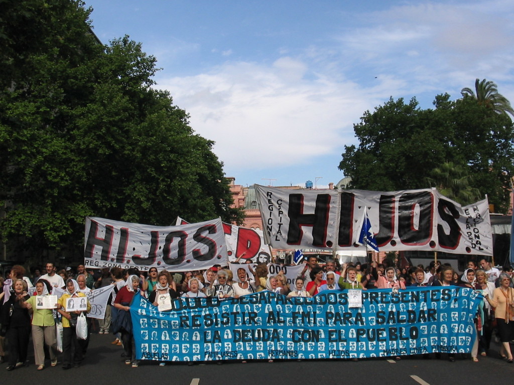 Las Madres sfilano a Plaza de Mayo il 9 dicembre 2004