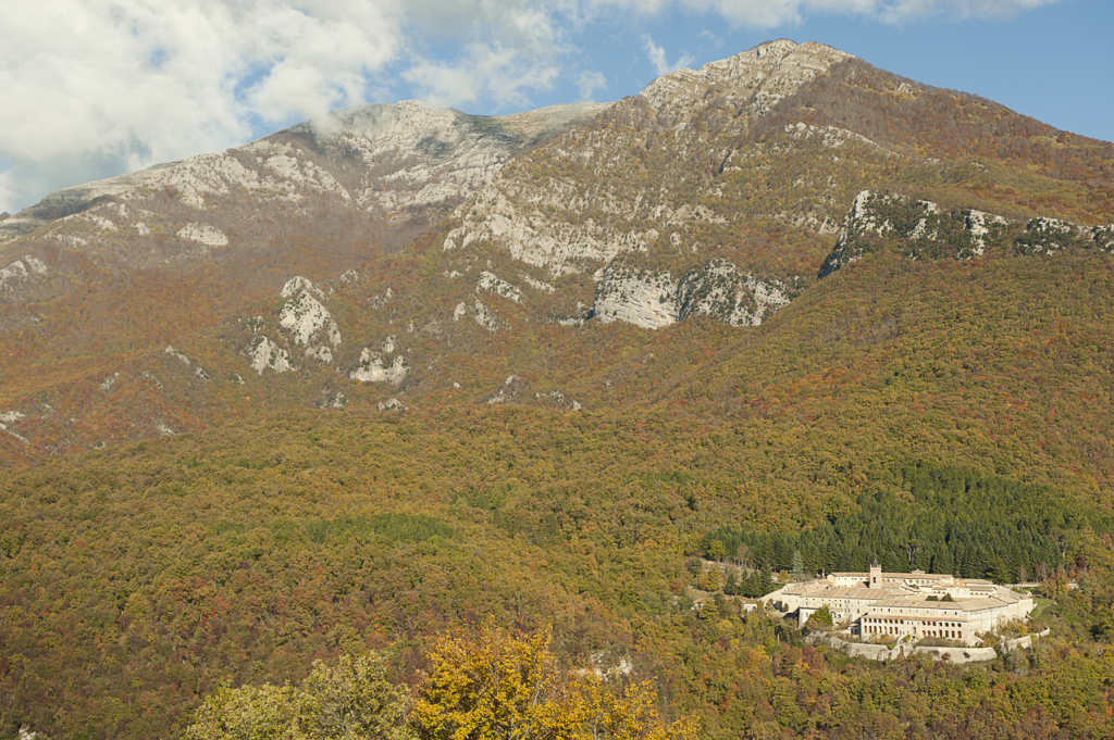 la-certosa-di-trisulti-nella-cornice-dei-monti-ernici